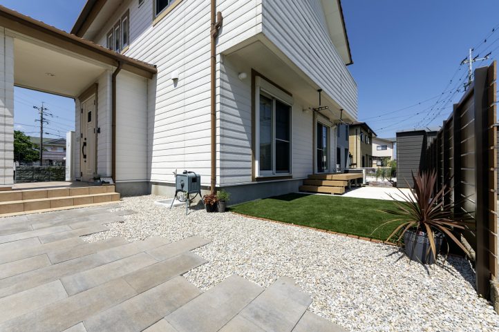 ナチュラルなアプローチと人工芝の綺麗なお庭