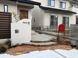 かわいい外構　ボビポスト
