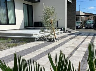 インターロッキングのテラスが広がるガーデン