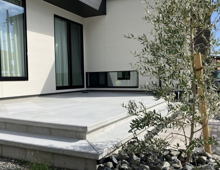 モルタル仕上げのテラス