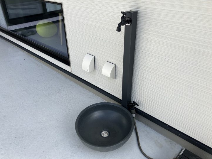 モダンな立水栓とガーデンパン