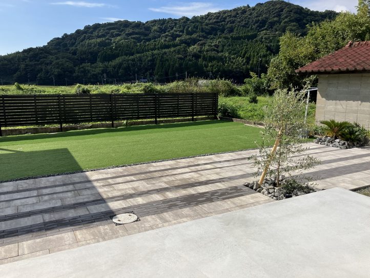 テラスの広がる目隠しフェンスのあるお庭