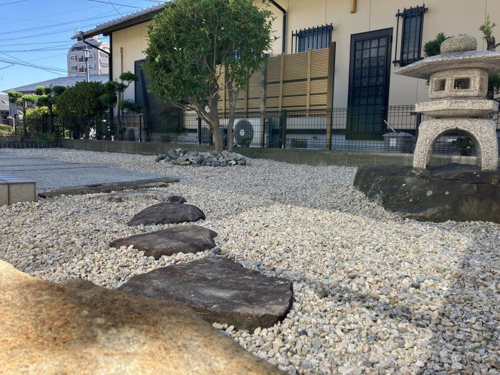 既存石を残した砂利敷き