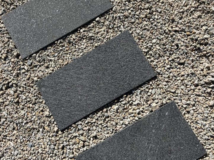 自然石の飛び石