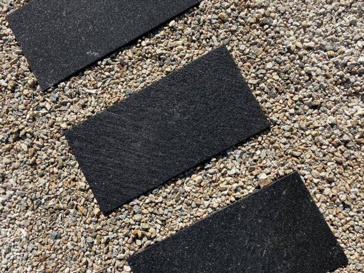 自然石の飛び石