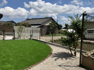 ワンちゃん　人工芝　ドッグラン