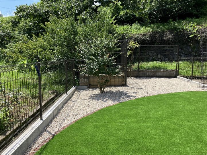 人工芝　砂利　雑草対策