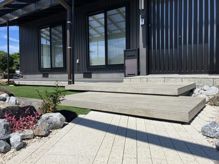 タイル貼りのアプローチ階段