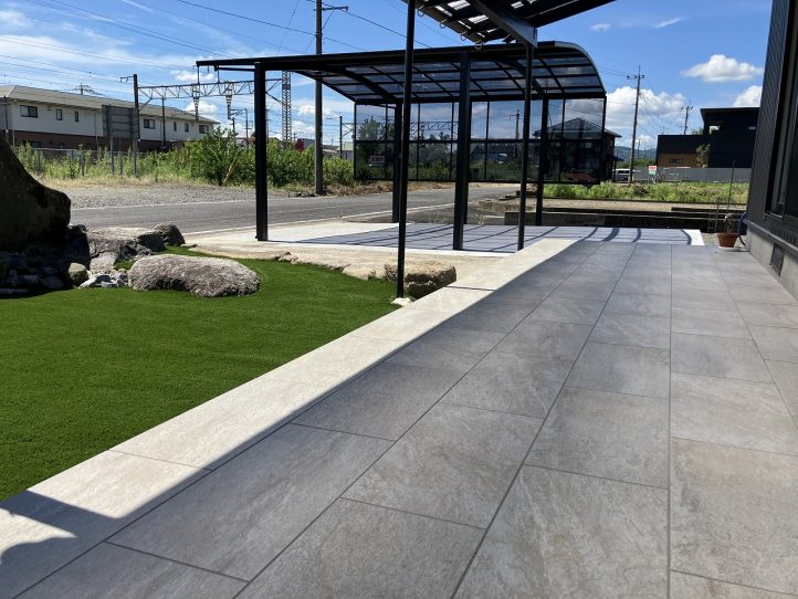 アプローチから繋がるタイルテラス