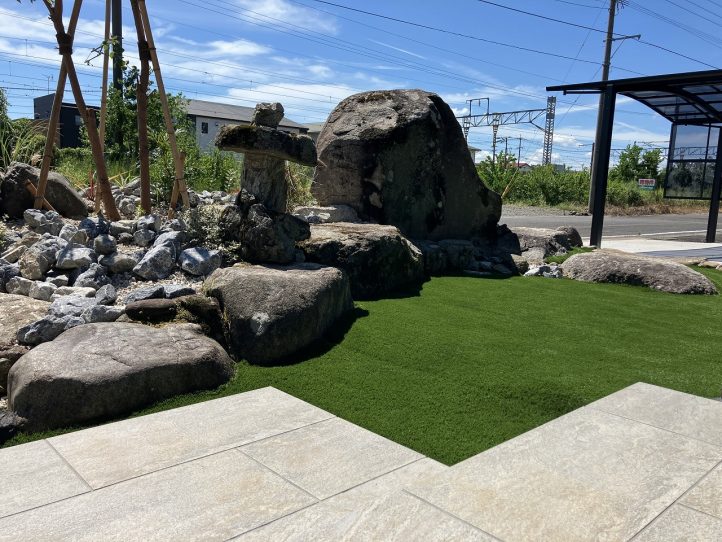 既存石を活かした人工芝のお庭