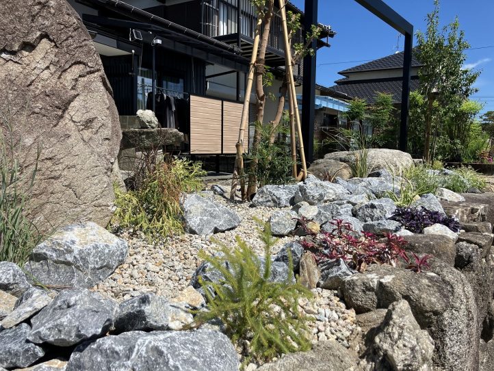 ロックガーデン風の植栽スペース