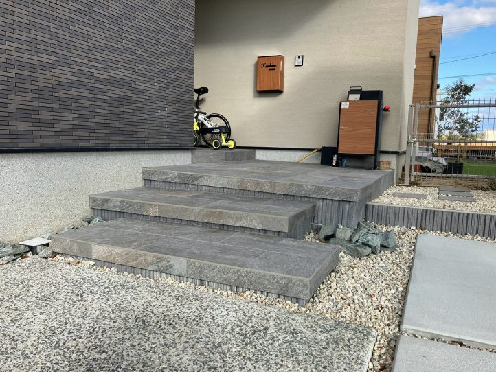 タイルの浮き階段のアプローチ