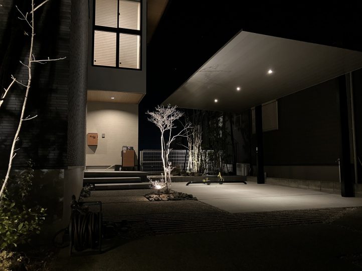 カーポートのダウンライトと植栽のライティング