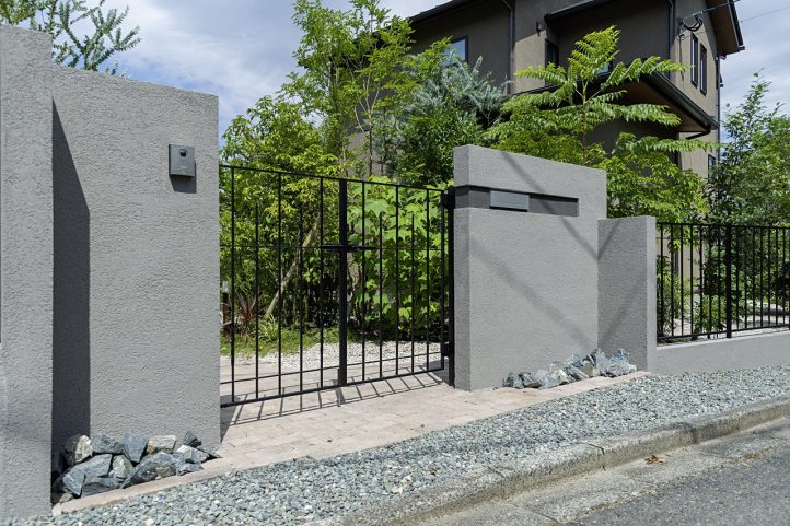 シックでモダンな門塀と門扉の外構