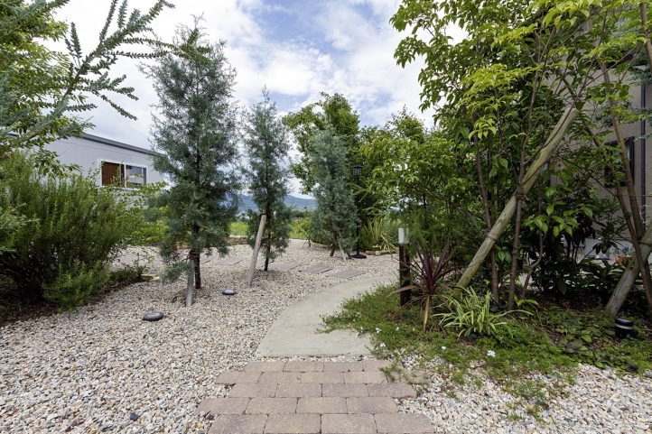 砂利敷きで雑草対策されたアプローチ