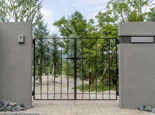 鋳物門扉のセミクローズ外構