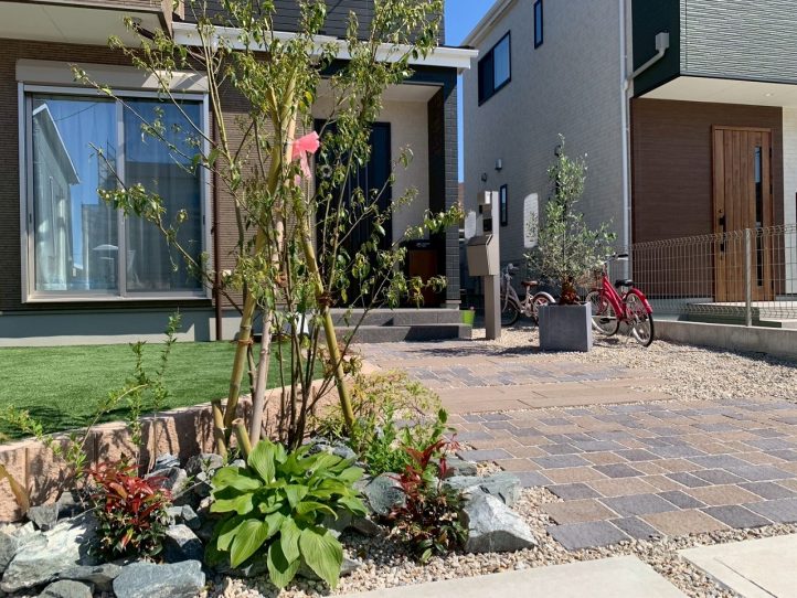 植栽で彩るインターロッキングのアプローチ