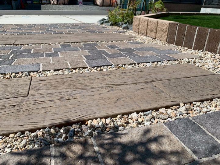 コンクリート枕木がアクセントのアプローチ