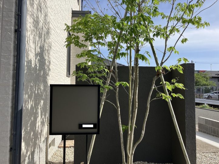 門塀と植栽と独立ポスト