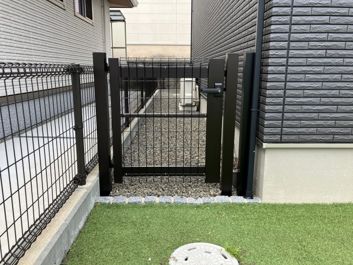 家の裏側の門扉設置