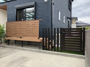 フェンスと門扉で囲った安心して遊べるお庭
