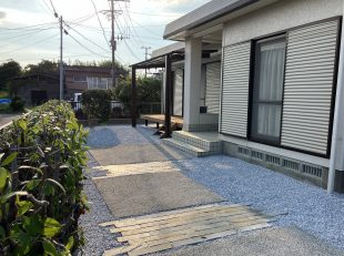 洗い出しと自然石のアプローチ改修工事