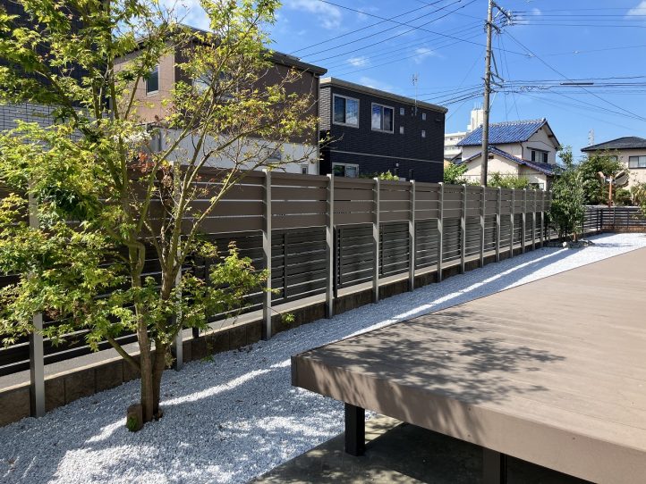 既存フェンスに目隠しを追加