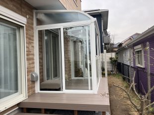 白が基調のサンルーム 足元はウッドデッキ重たくなり過ぎない印象に