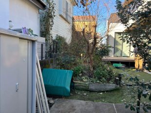 ガーデン施工前、雑草と植栽