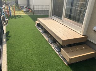 デッキと人工芝 奥にはかわいい水栓