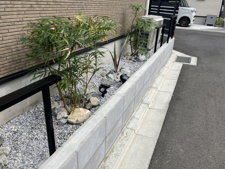 足元にも景石を並べ、どんな角度から見ても申し分ない仕上がりです。