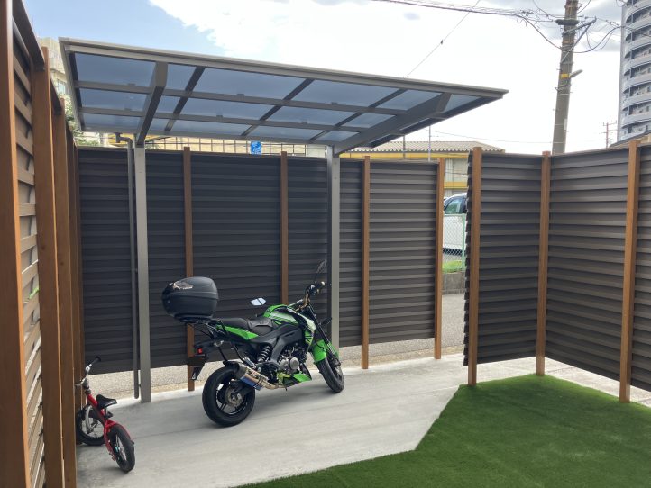 目隠しフェンスに雨よけの機能も持たせるサイクルポートの配置