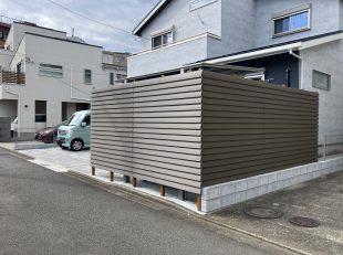 掃き出し窓前を重点的にクローズ外構にしたシンプルな外構計画