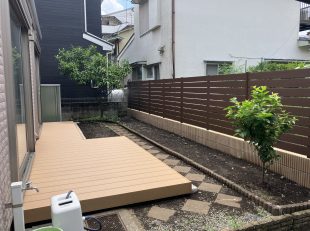 横に広がる敷地だったので、ウッドデッキもフェンスも大胆に。