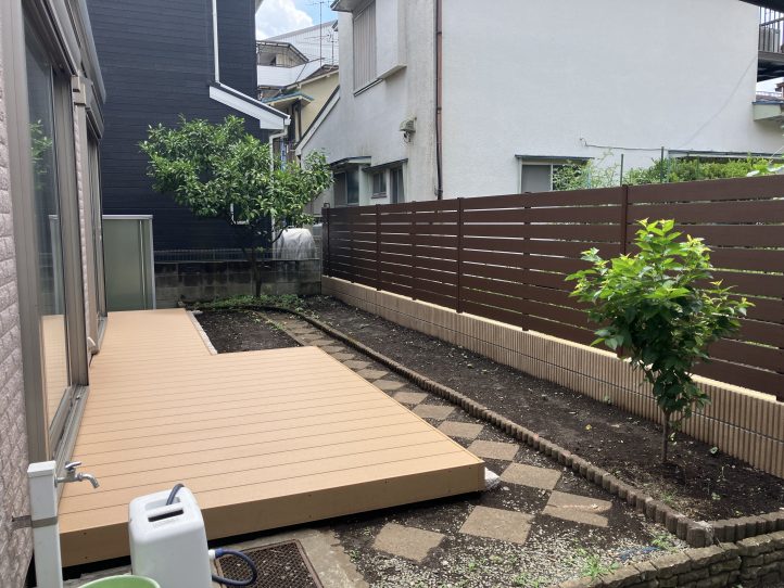 横に広がる敷地だったので、ウッドデッキもフェンスも大胆に。