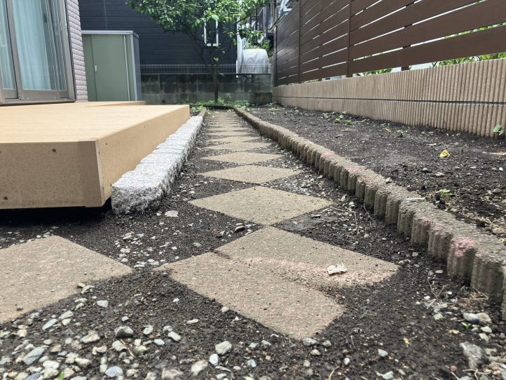 ウッドデッキと小道とを仕切るピンコロ石