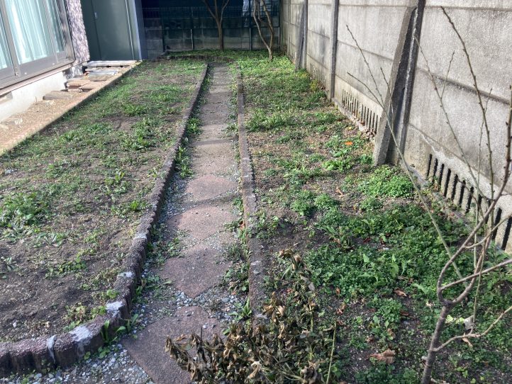 ある程度築年数が経過したお庭 雑草類の対処が大変です。
