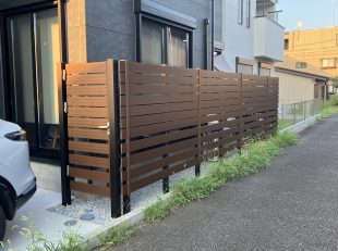 奥行きのある目隠しフェンスが映える外構工事