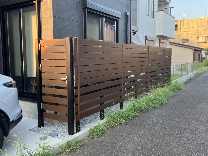 奥行きのある目隠しフェンスが映える外構工事