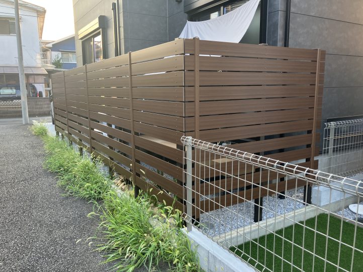 隙間幅を意図的に変えていて、唯一無二の目隠しフェンスが作れます。