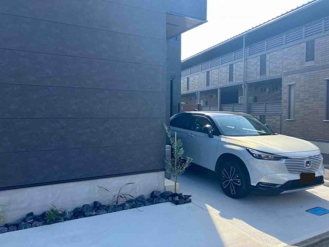 玄関前はかっこいい印象にしたく、しまった色の景石と葉ぶりがさっぱりしている樹種を植えました。