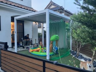 テラス屋根の下でプール遊びをしています。 にぎやかで楽しいですね。