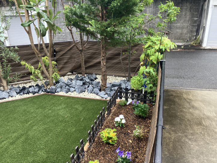 植栽回りもデザイン 2色に分けた景石がかっこいいです。
