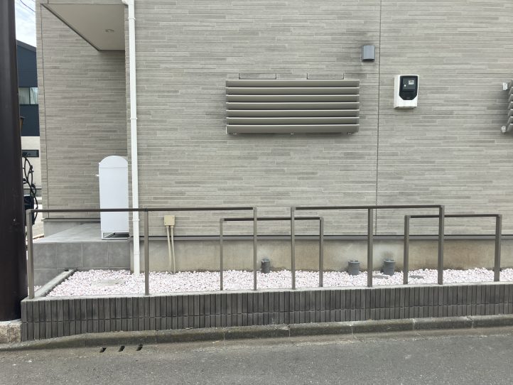 間仕切りフェンスの重なりが織りなす綺麗な印象