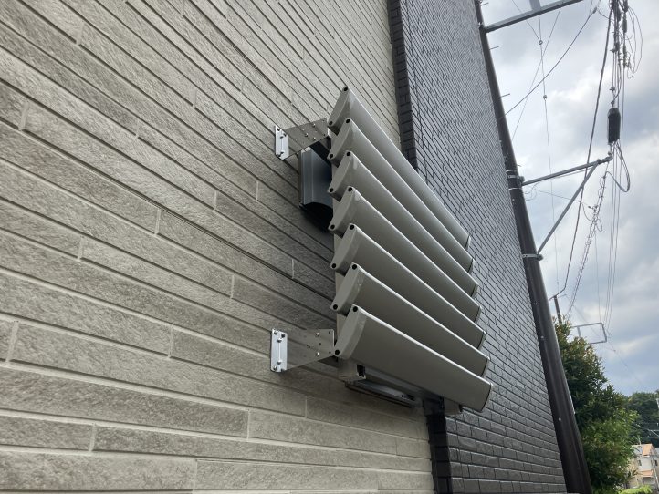 後付けできる窓の目隠し 風は抜けるが、目線は通りません。