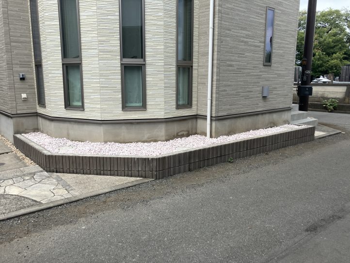 ピンク系統の化粧砂利 一気に外観の印象が変わります。