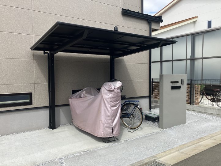 機能面を考慮してアプローチ横にサイクルポートを配置。
