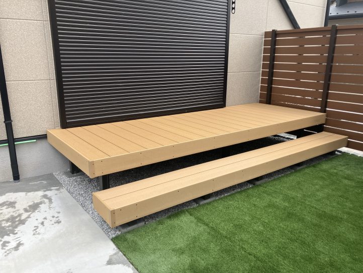 お庭の王道ウッドデッキと人工芝の組み合わせ ステップが機能性を上げてくれています。