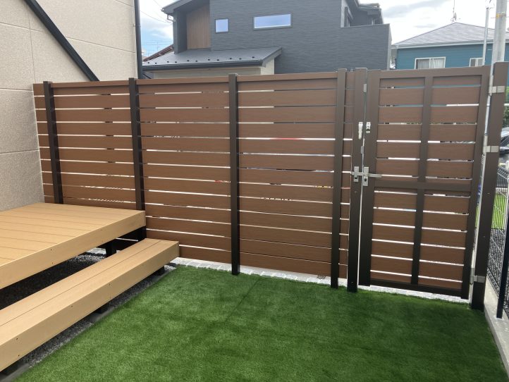道路に向かって目隠しフェンスが立ち並びます。 軒裏の差し色と合わせました。