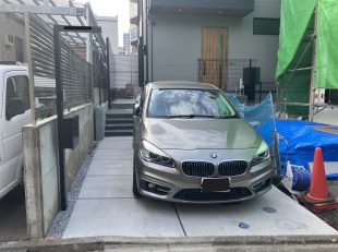 シンプルな配色と機能的なデザインが目を引くファサード